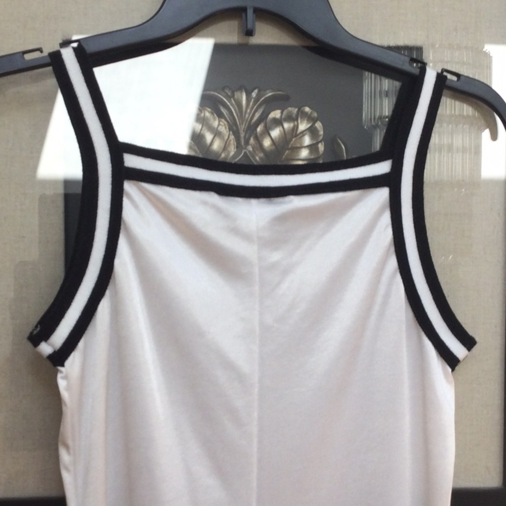Host Pick Adorable Suzy Phillips ….White with Black Trim Sz M - Picture 4 of 4